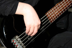 Bild vergrößern: E-Bass_re_Hand